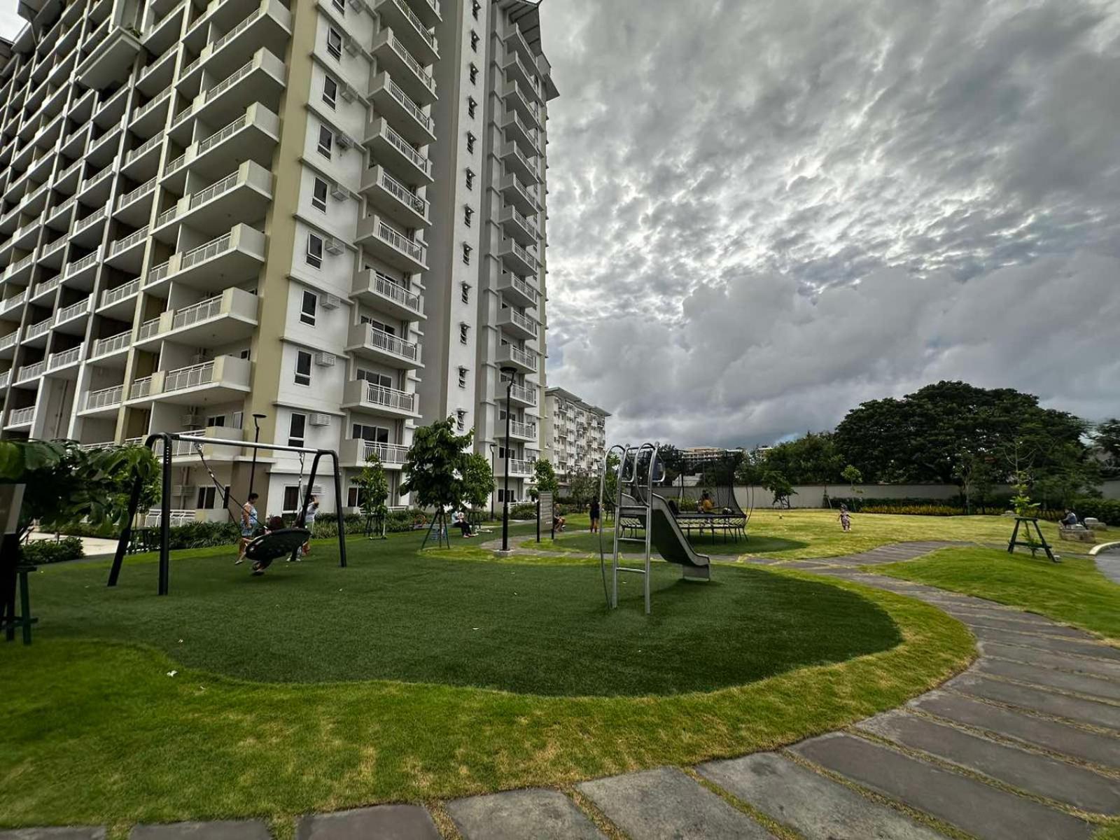 2 Bedroom Condo Unit Near Sm Bf & Naia At The Atherton By Dmci With 2 Balcony Paranaque City Exteriör bild