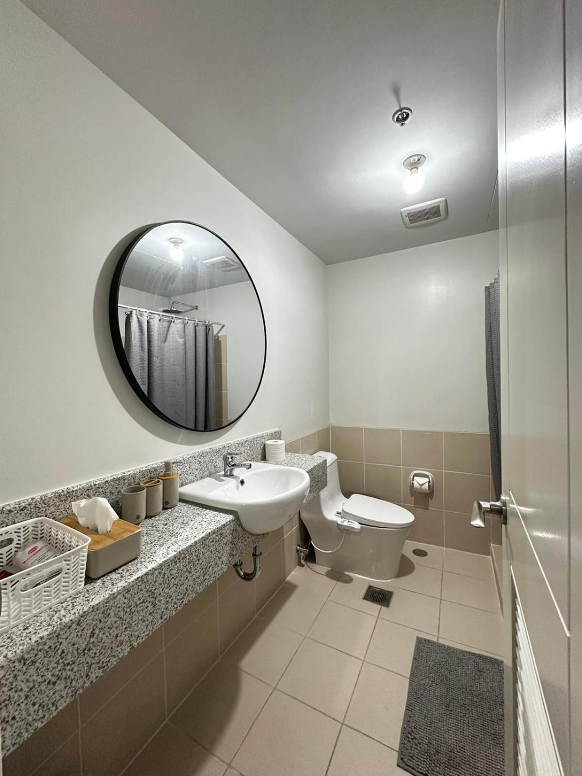 2 Bedroom Condo Unit Near Sm Bf & Naia At The Atherton By Dmci With 2 Balcony Paranaque City Exteriör bild