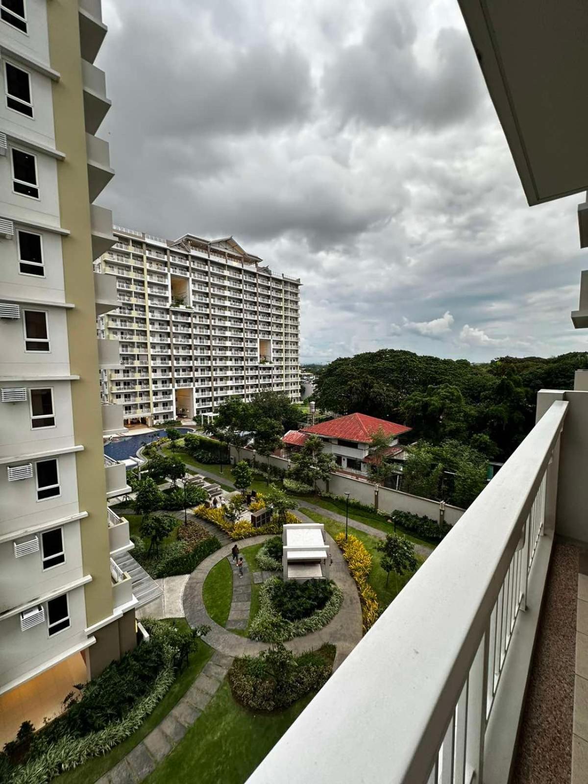 2 Bedroom Condo Unit Near Sm Bf & Naia At The Atherton By Dmci With 2 Balcony Paranaque City Exteriör bild