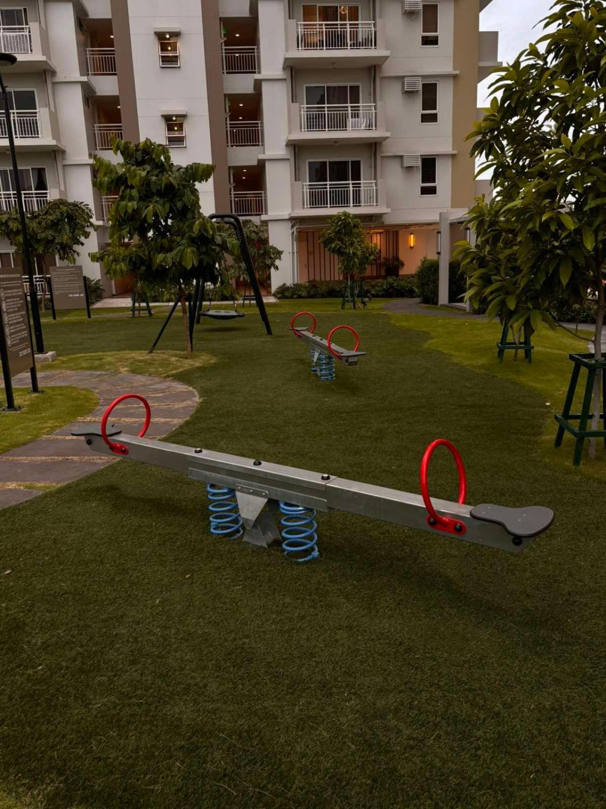 2 Bedroom Condo Unit Near Sm Bf & Naia At The Atherton By Dmci With 2 Balcony Paranaque City Exteriör bild