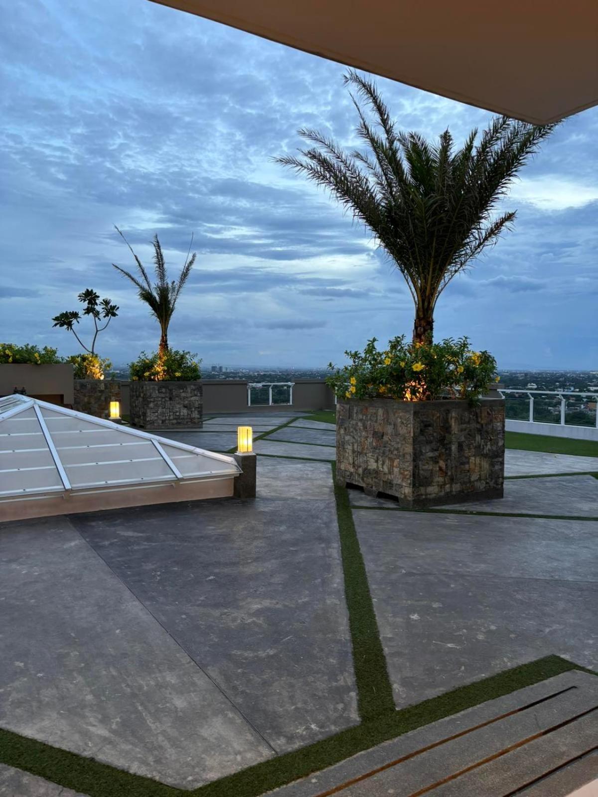 2 Bedroom Condo Unit Near Sm Bf & Naia At The Atherton By Dmci With 2 Balcony Paranaque City Exteriör bild