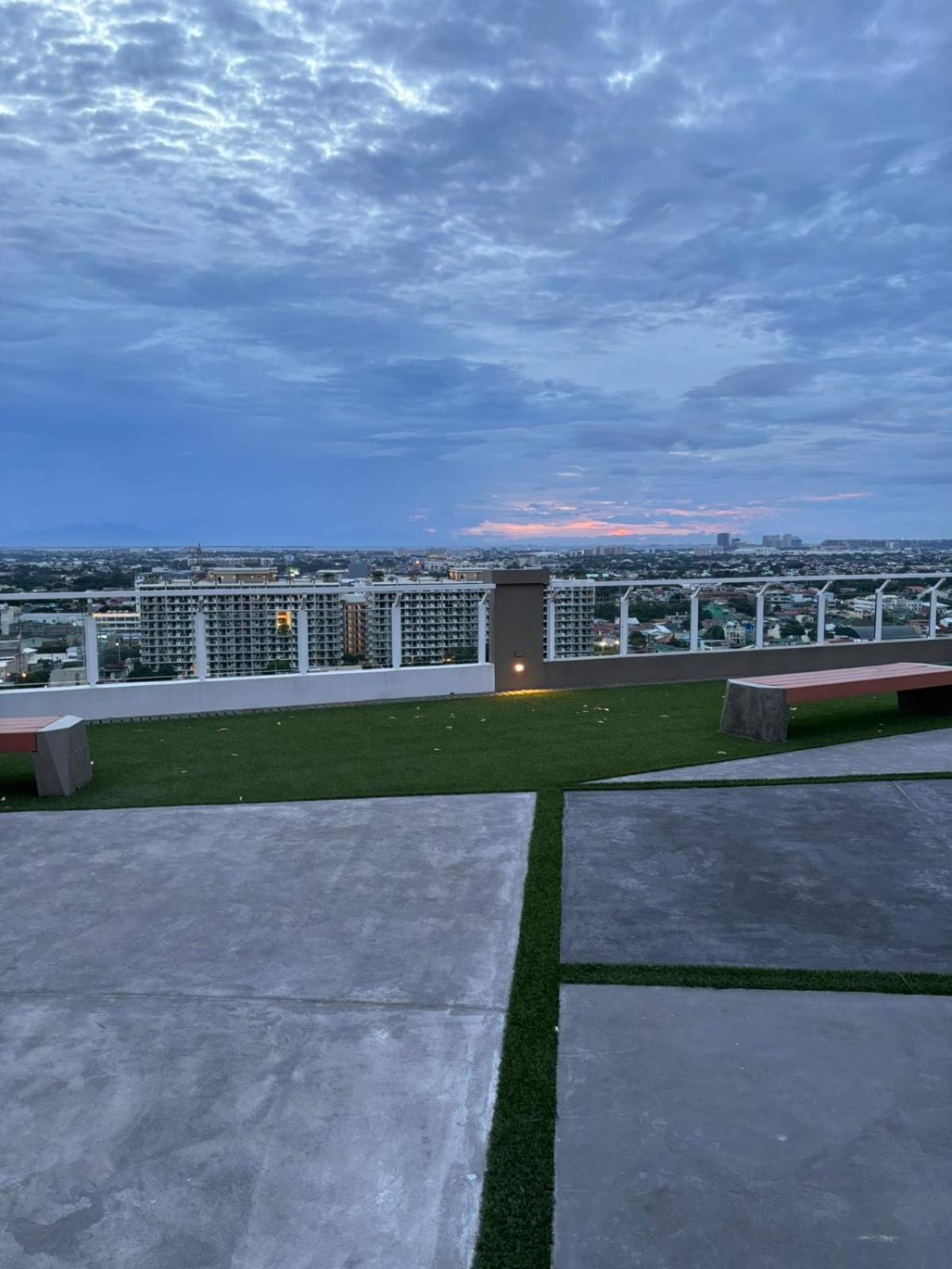 2 Bedroom Condo Unit Near Sm Bf & Naia At The Atherton By Dmci With 2 Balcony Paranaque City Exteriör bild